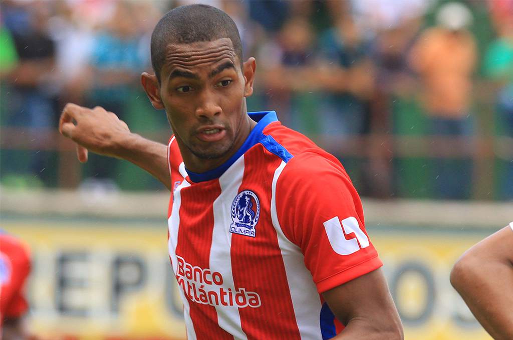 Jerry Bengtson imparable en su lucha por ser goleador del campeonato